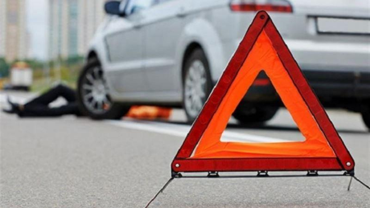 Түрмедегі секс: қызды ерлер камерасына отырғызды.